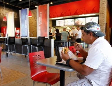 O πρώτος που θα δοκιμάσει το νέο έδεσμα παίρνει… 22.000 ευρώ - Χαμός με αλυσίδα fast-food